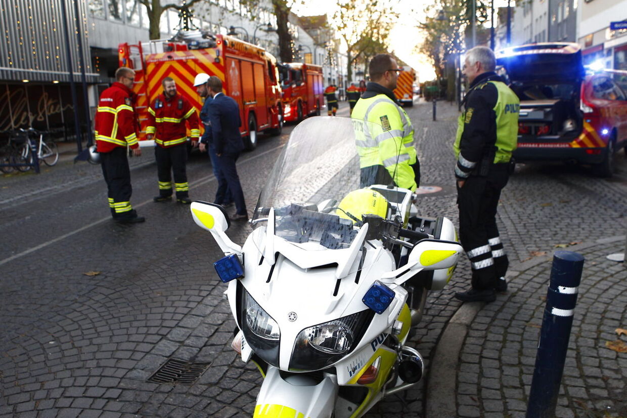 Politi og brandvæsen er i gang med at undersøge årsagen til branden i Magasin i Lyngby tirsdag morgen.