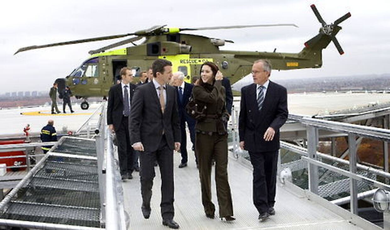 Kronprinsparret ankom i helikopter for at indvie platformen og blev modtaget af hospitalsdirektør Jørgen Jørgensen og Mærsk McKinney Møller.