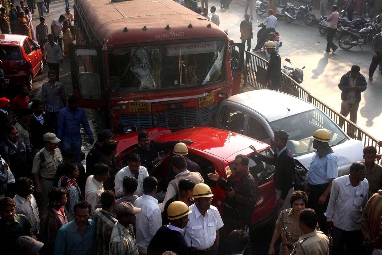 Her samles politiet og lokale ved ulykkesstedet i den indiske by Pune i delstaten Maharastra.