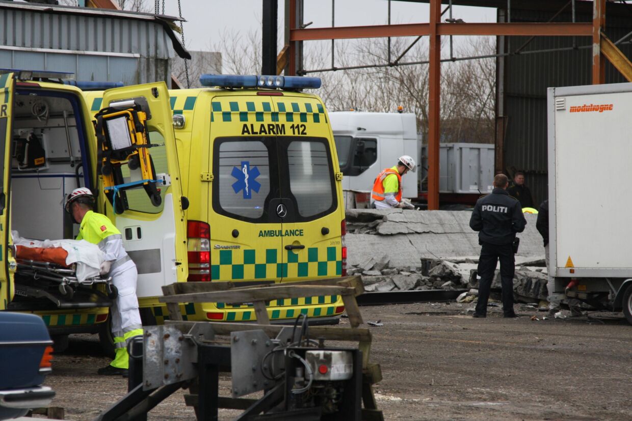 Tre kom til skade, da materialer til et tag faldt ned fra en kran på Fåborgvej i Aalborg.