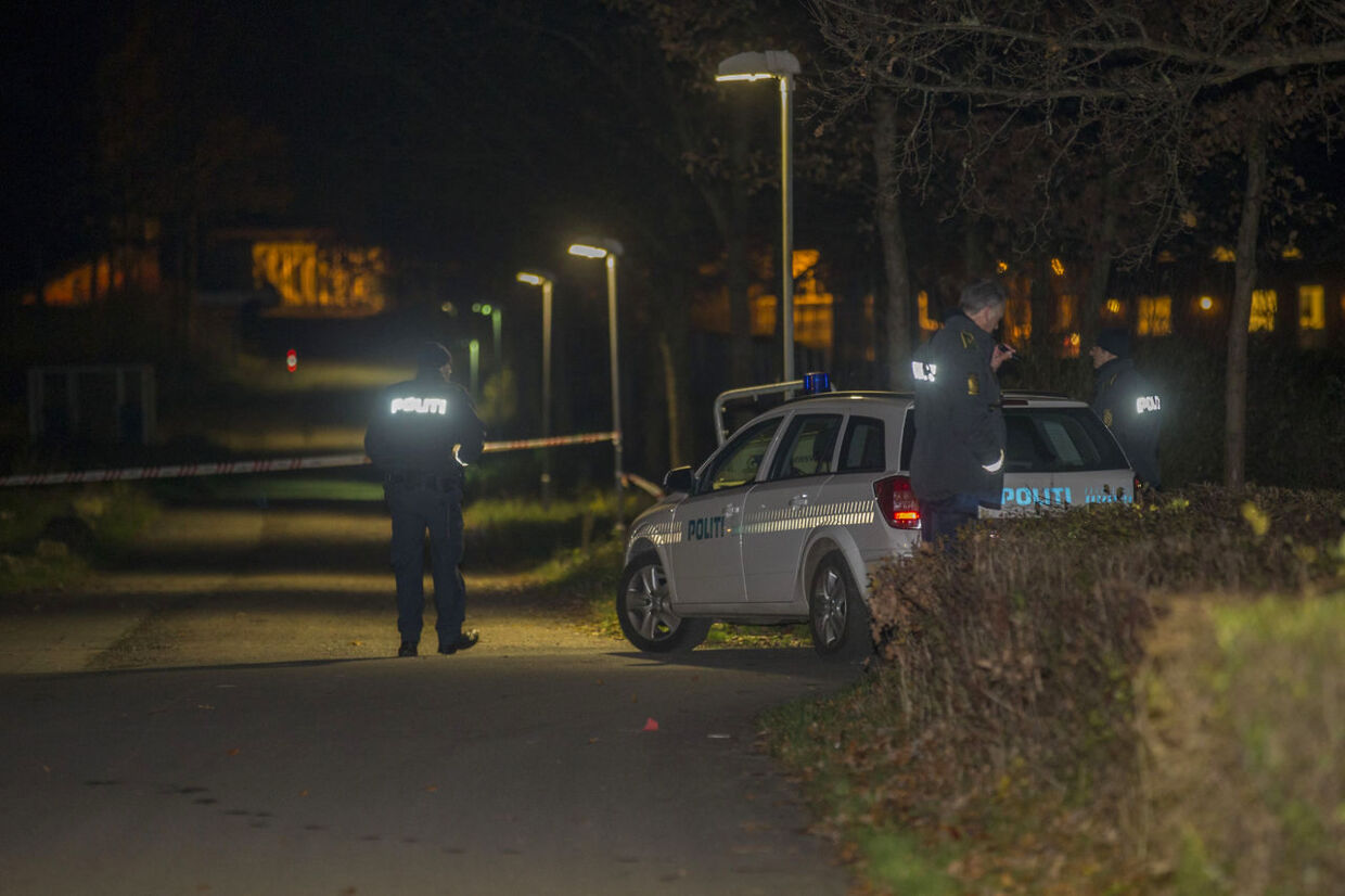 Gellerupparken i Aarhus. Her er vi på Lenesvej ved Tovshøjskolen, hvor to unge mænd blev ramt af skud onsdag aften.