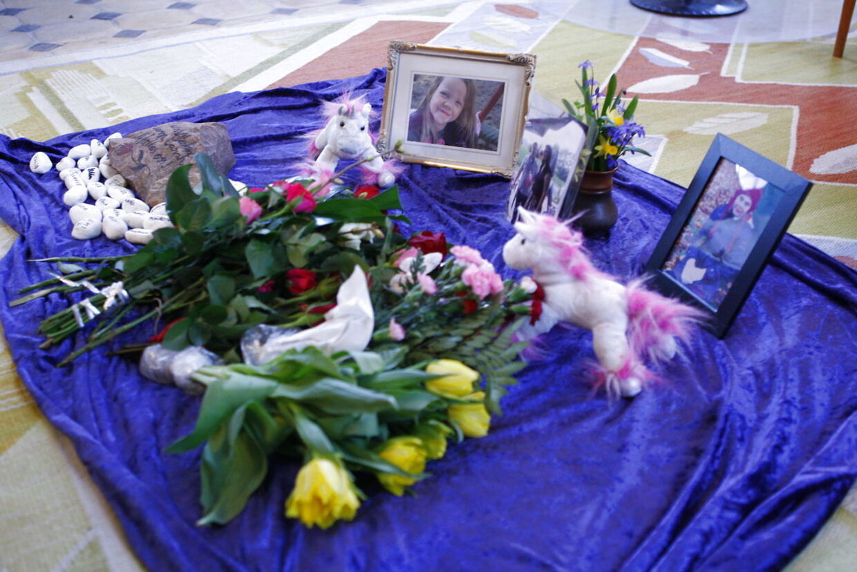 Billeder af Nanna og Sarah stod side om side med blomster og lejetøj inde i kirken.