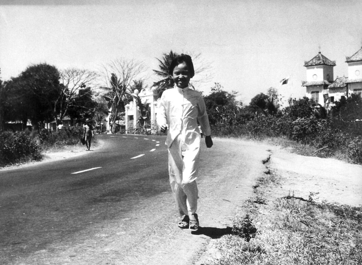 Kim Phuc, pigen kendt fra billedet af Nick Ut, hvor hun ramt af napalm, nøgen og grædende løber ned ad samme gade som her. Her er hun otte måneder efter, 11 år gammel, og efter at være blevet plastisk opereret på Barsky Centret i Saigon og tilbage hos sin familie i landsbyen Trang Bang.