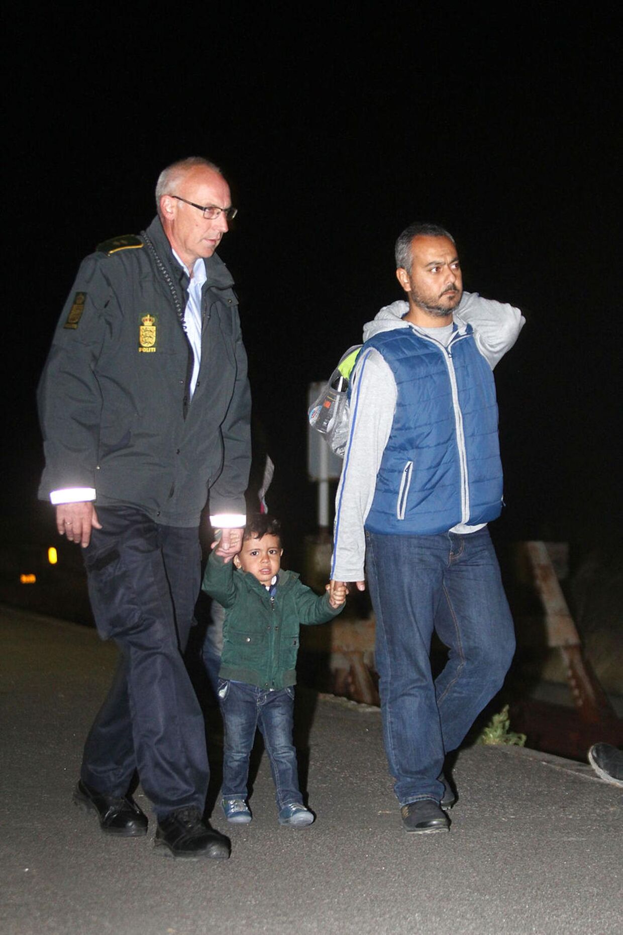 Dansk politi roses for deres indsats i Rødby, hvor 250 flygtninge ankom til søndag eftermiddag og aften.
