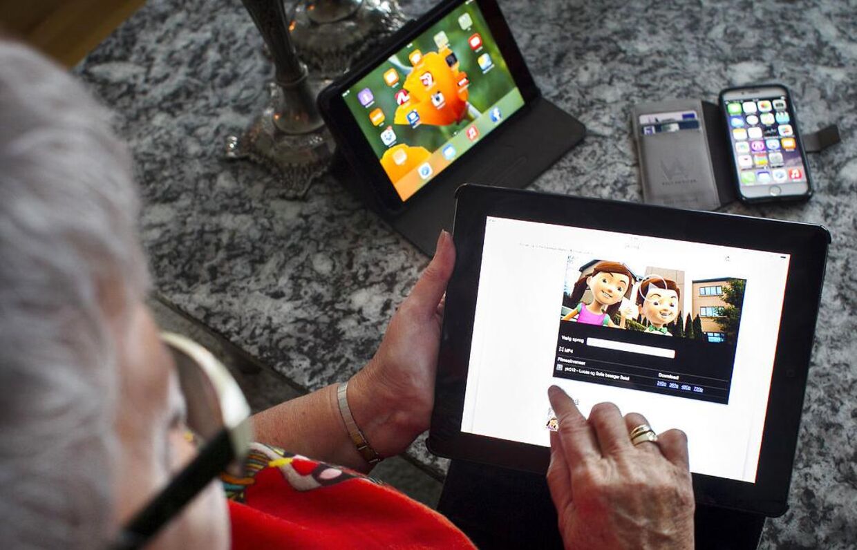 70-årige Inger Marie Ravn er kommet med på beatet og har fået ikke bare en men to iPads. Og hun bruger dem til alt muligt.