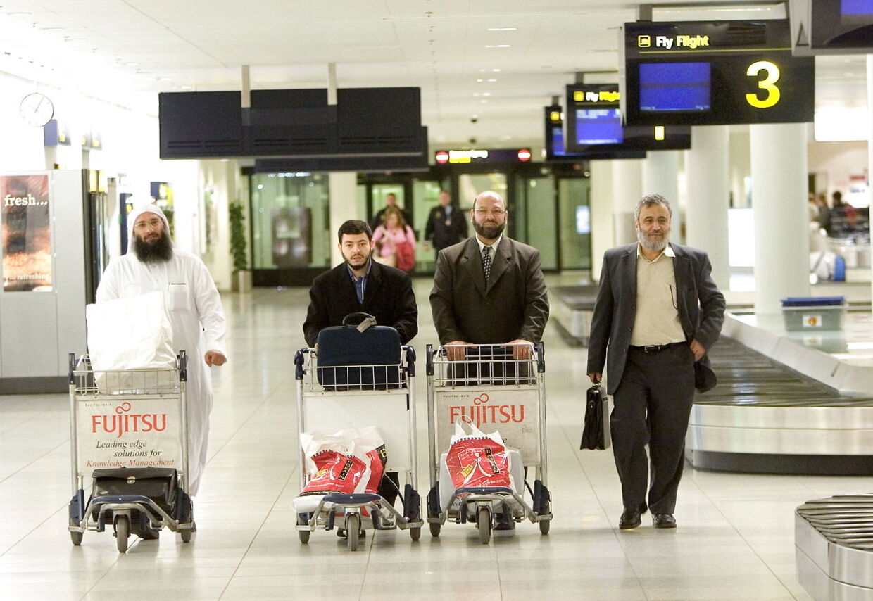 De danske imamer, fra venstre Raed Hlayhel, Ahmed Akkari, Abu Bachar og Abu Laban ved ankomsten i Københavns Lufthavn i Kastrup lørdag 25. marts 2006 efter deres rejse til Bahrain, hvor de i selskab med udenlandske imamer drøftede Mohammed-tegningerne. 