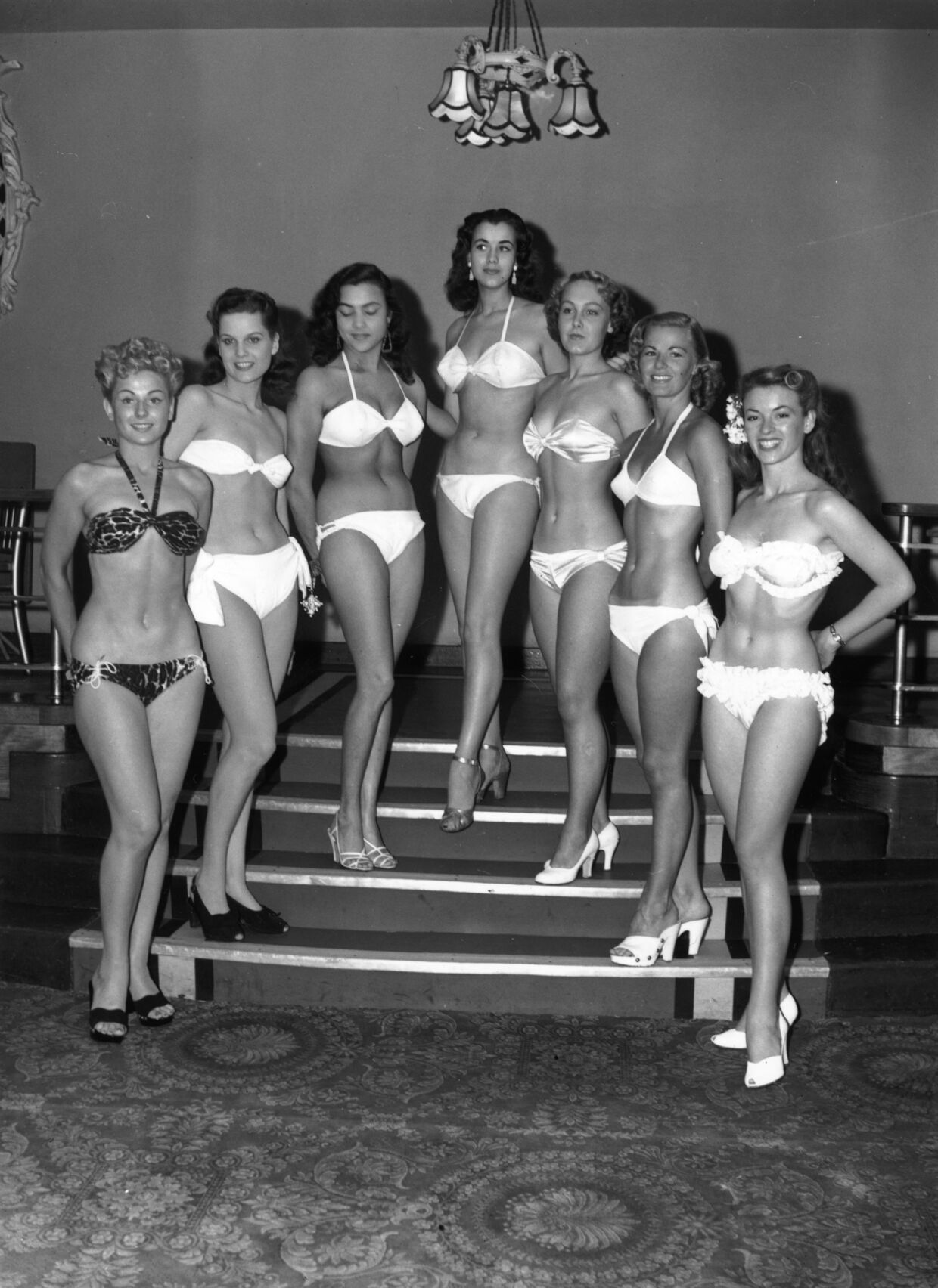 27. juli 1951: Deltagerne i den allerførste Miss World poserer i Empire Rooms i London.