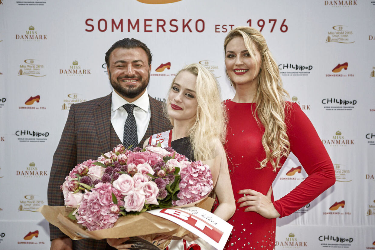 Her modtager brugernes favorit Aki-Matilda Høegh-Dam sin præmie - sammen med Bahram, der ejer Cafe Sommersko, og Lisa Lents, som står bag konkurrencen.