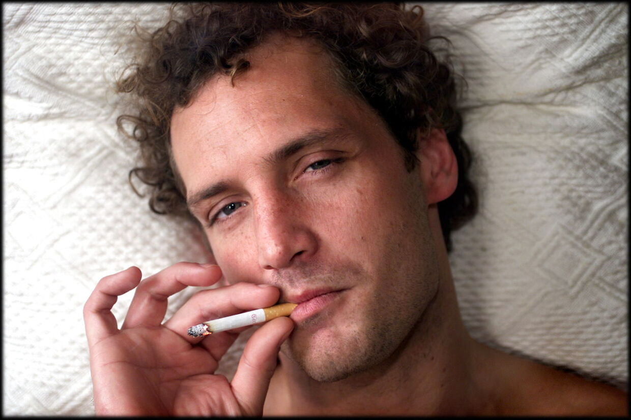 En ung Porno-Lasse ryger en cigaret.