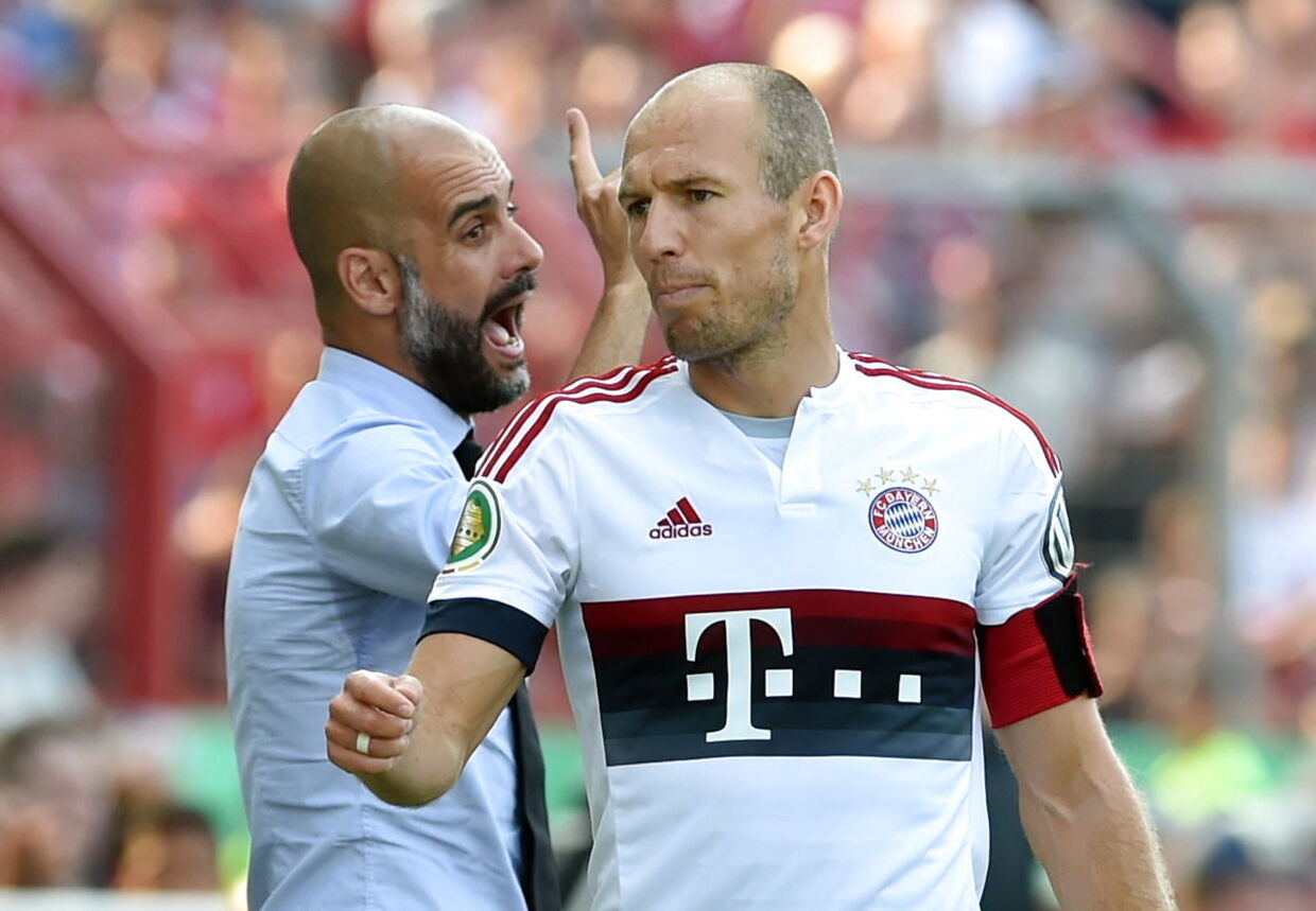 epa04878364 Munich's head coach Josep Guardiola (l) talks to player Arjen Robben during the German soccer DFB Cup first round match between FC Noettingen and FC Bayern Munich in Karlsruhe, Germany, 09 August 2015. (EMBARGO CONDITIONS - ATTENTION: The DFB prohibits the utilisation and publication of sequential pictures on the internet and other online media during the match (including half-time). ATTENTION: BLOCKING PERIOD! The DFB permits the further utilisation and publication of the pictures for mobile services (especially MMS) and for DVB-H and DMB only after the end of the match.) EPA/ULI DECK