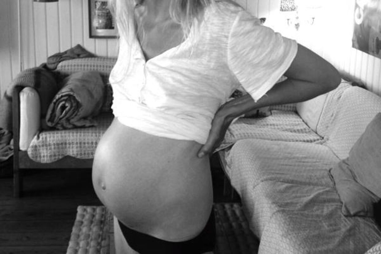 Så gravid ser Pernille Vallentin allerede ud, selv om det først er i midten af november, den blonde alfeagtige skuespillerinde har termin med sit og kæresten Kasper Spez andet barn. Foto: Privat