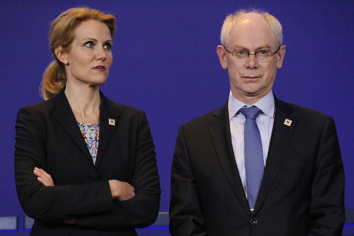 Helle Thorning-Schmidt ser betænkelig ud sammen med EU´s formand Herman Van Rompuy ved EU-topmødet mandag. Det lykkedes dog sent mandag aften at nå frem til en aftale.