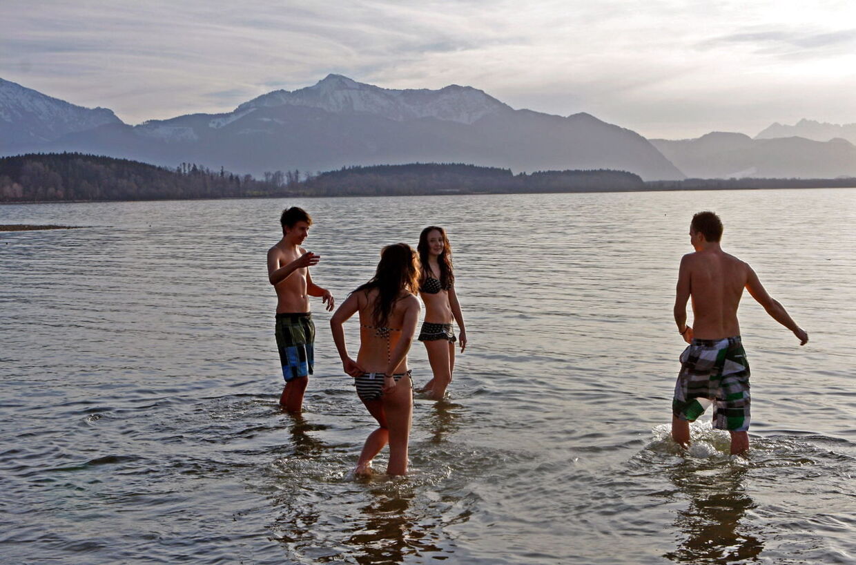 Her er en flok unge mennesker hoppet i Chiemsee-søen i Bayern juleaftensdag for at nyde det usædvanligt varme vejr.