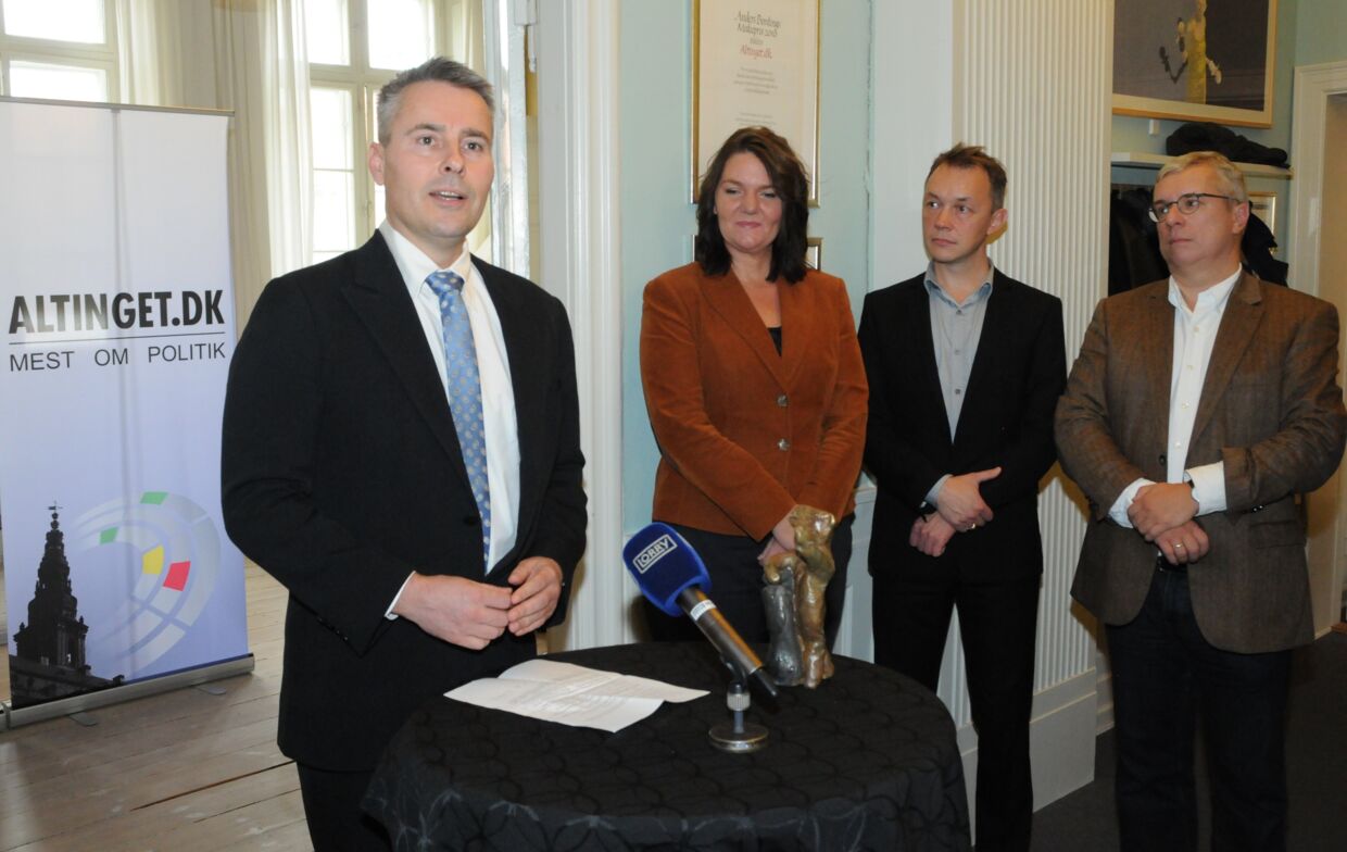 Erhvervs-og vækstminister, Henrik Sass Larsen (S) modtager Ting-prisen 2013, som internetportalen Altinget.dk står bag.
