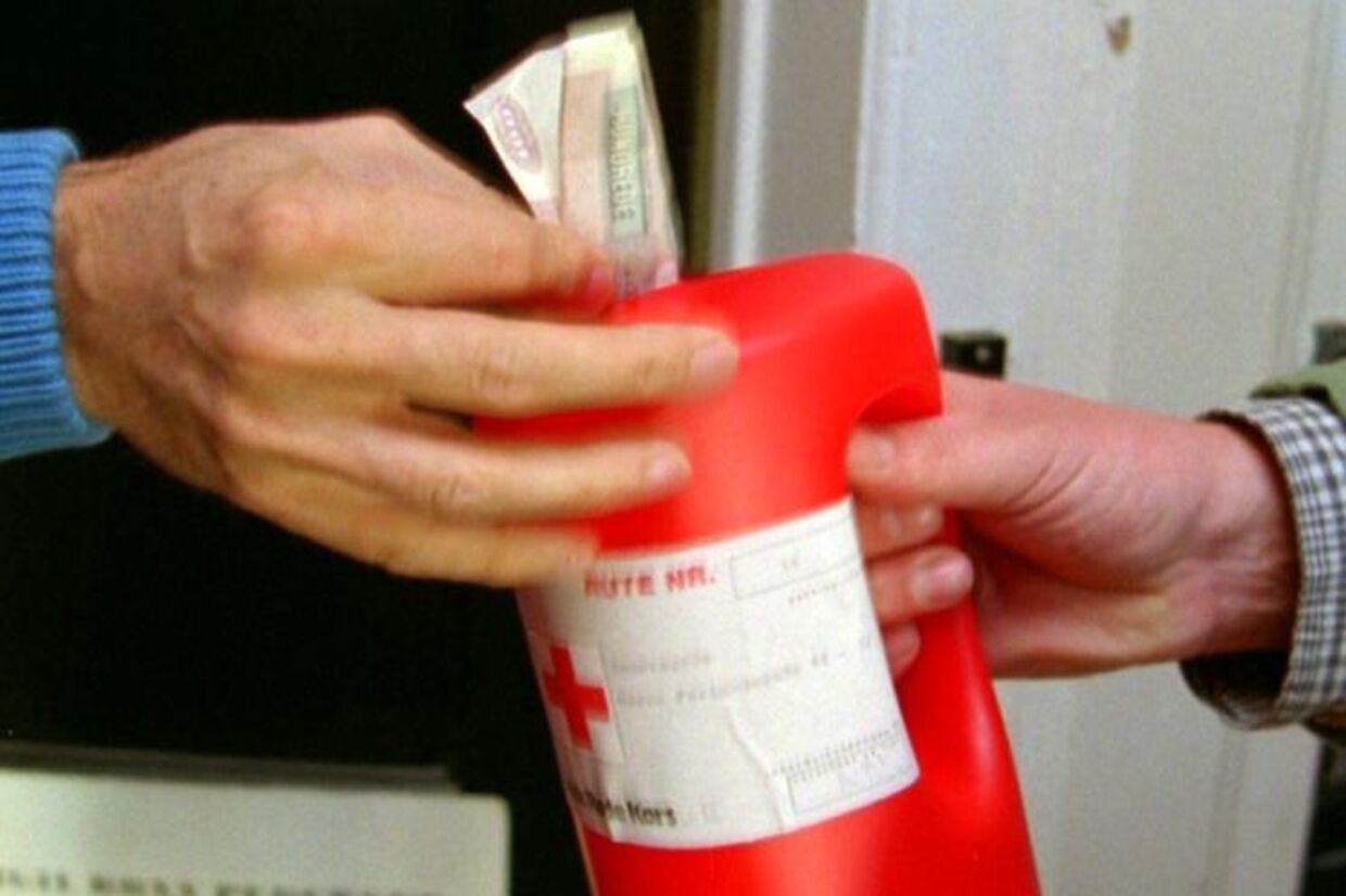 En kvindelig Røde Kors-indsamler fik i starten af september en ny form for donation.