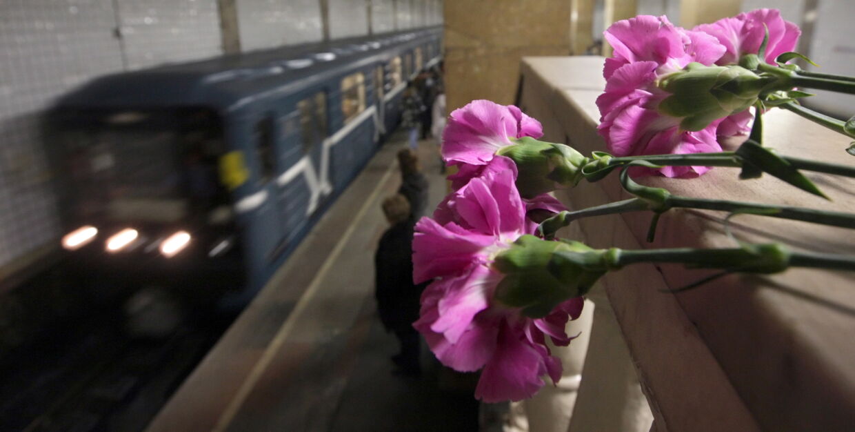 Overalt i metroen i Moskva er der lagt blomster som minde efter morgenens tragiske terrorangreb. Mindst 37 mennesker mistede livet.