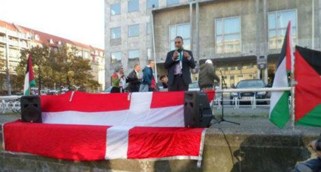 Flaget ligger/hænger på afsatsen, foran den improviserede talerstol. Privatfoto: Claus Broberg/Facebook