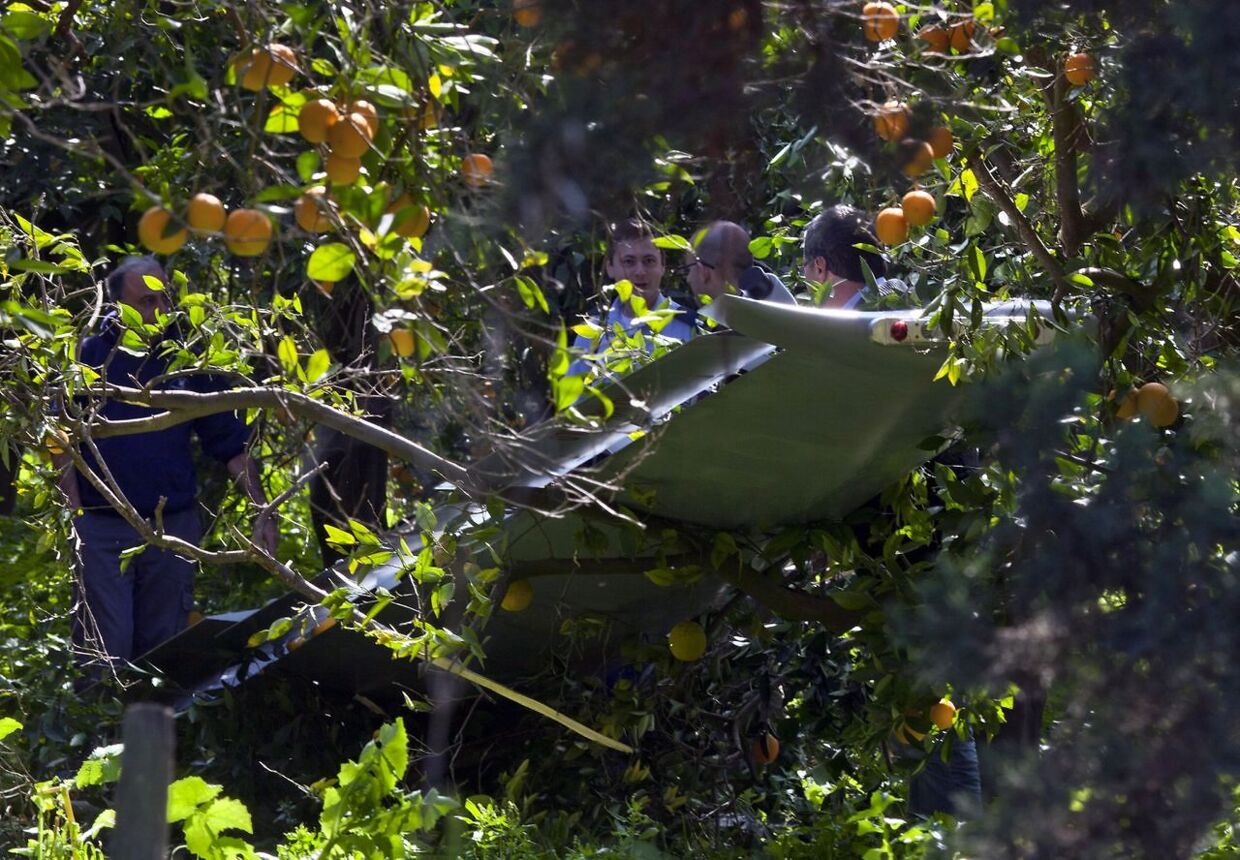 Her undersøger israelske inspektører fra flyvevåbnet vingen fra vraget af dronen efter det styrtede ned ved appelsinplantage i Israel.