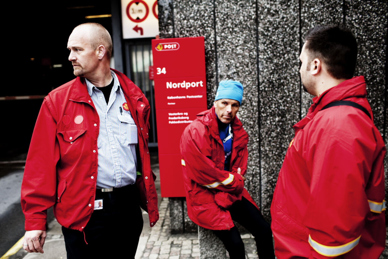 Medarbejdere fra Post Danmark Transport strejker foran Post Danmark i Bernstorffsgade.