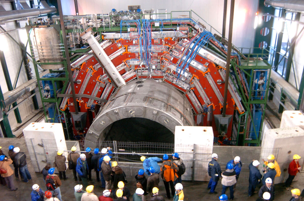 Indtil videre er det kun lykkedes forskerne at fastholde antistof i den gigantiske partikelaccellerator CERN i Svejts. Men nu er store mængder antistof også fundet i jordens magnetfelt.