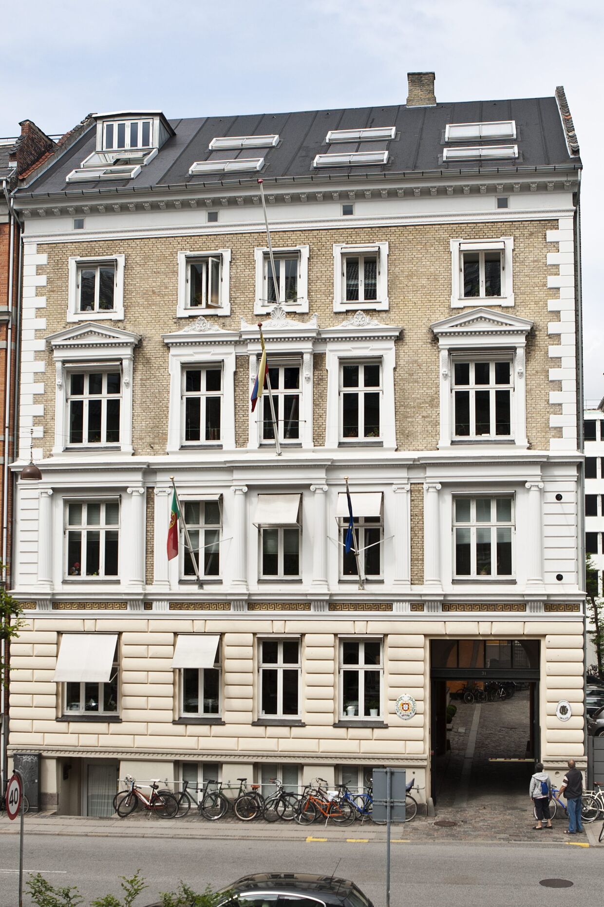 Ejendommen Toldbodgade 31 ligger få ejendomme fra dronning Margrethe og kronprins Frederiks hjem på Amalienborg.