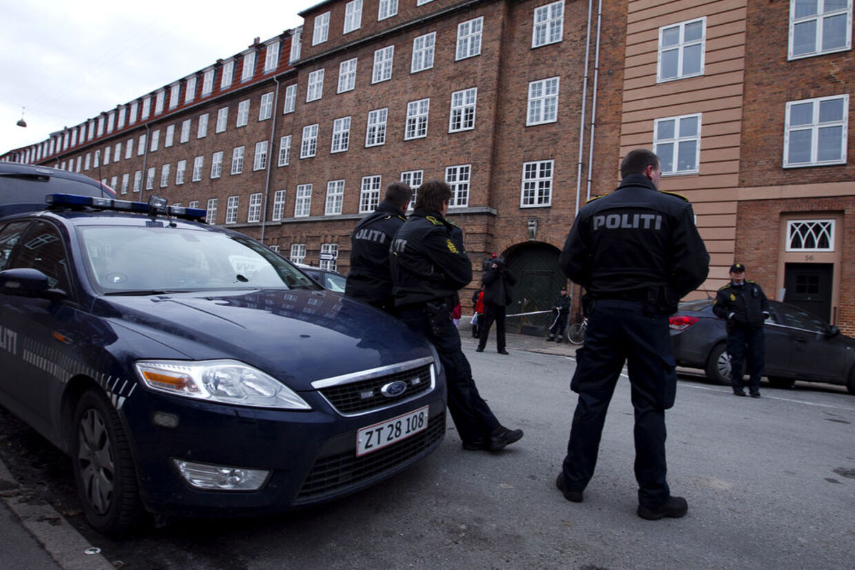 Politiet fik anmeldelsen kort før kl. 14, og først efter kl. 15 blev barnevognen og barnet fundet&nbsp;i god behold i en port i Tåsingegade på Østerbro i København,&nbsp;omkring 100 meter fra det sted, hvor barnevognen blev snuppet.
