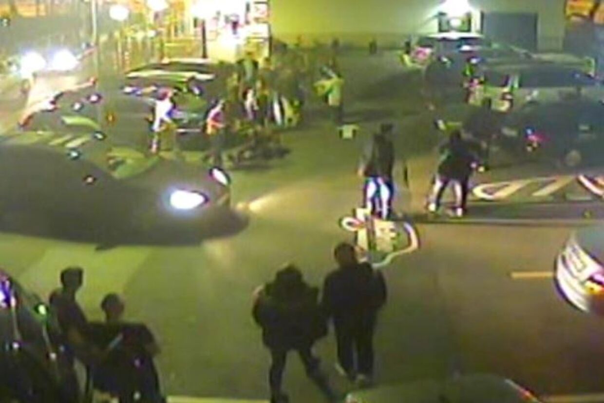 Overvågningsvideo fra parkeringspladsen viser overfaldet på Tugce Albayrak. Et overfald der senere kostede hende livet.