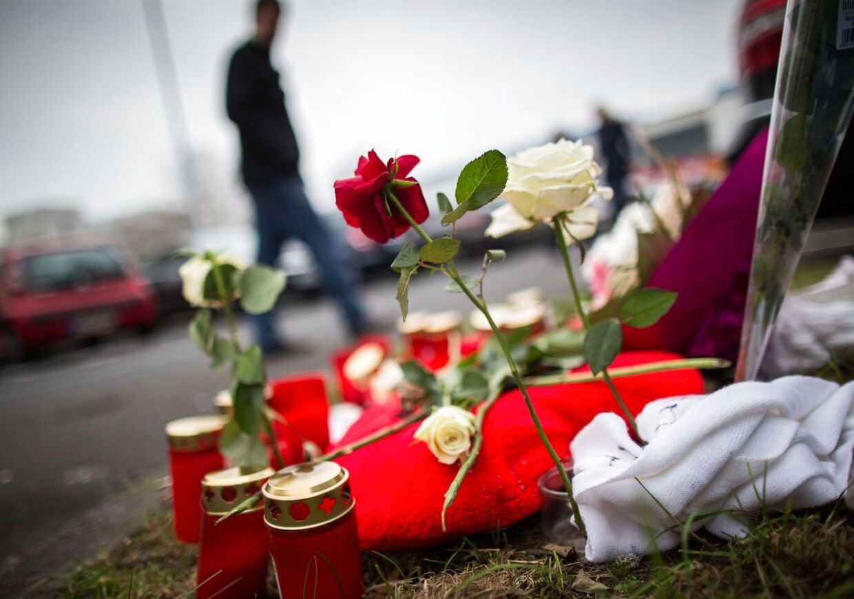 Blomster og lys på parkeringspladsen hvor Tugce Albayrak blev overfaldet midt i november.