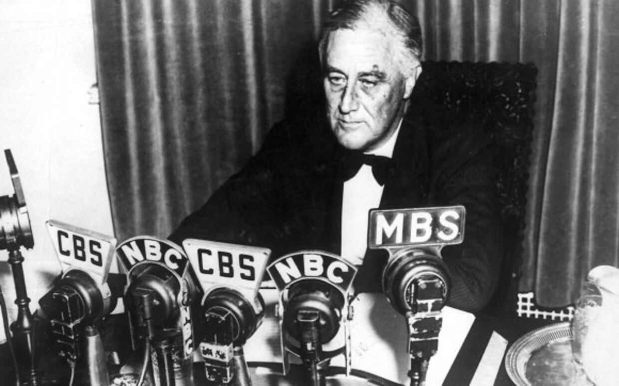 Præsident Franklin Delano Roosevelt holder sin tale fra det Hvide Hus i radioen om USA ´s neutralitet efter at England og Frankrig erklærede Tyskland krig i 1939. Foto: WIDE WORLD PHOTO