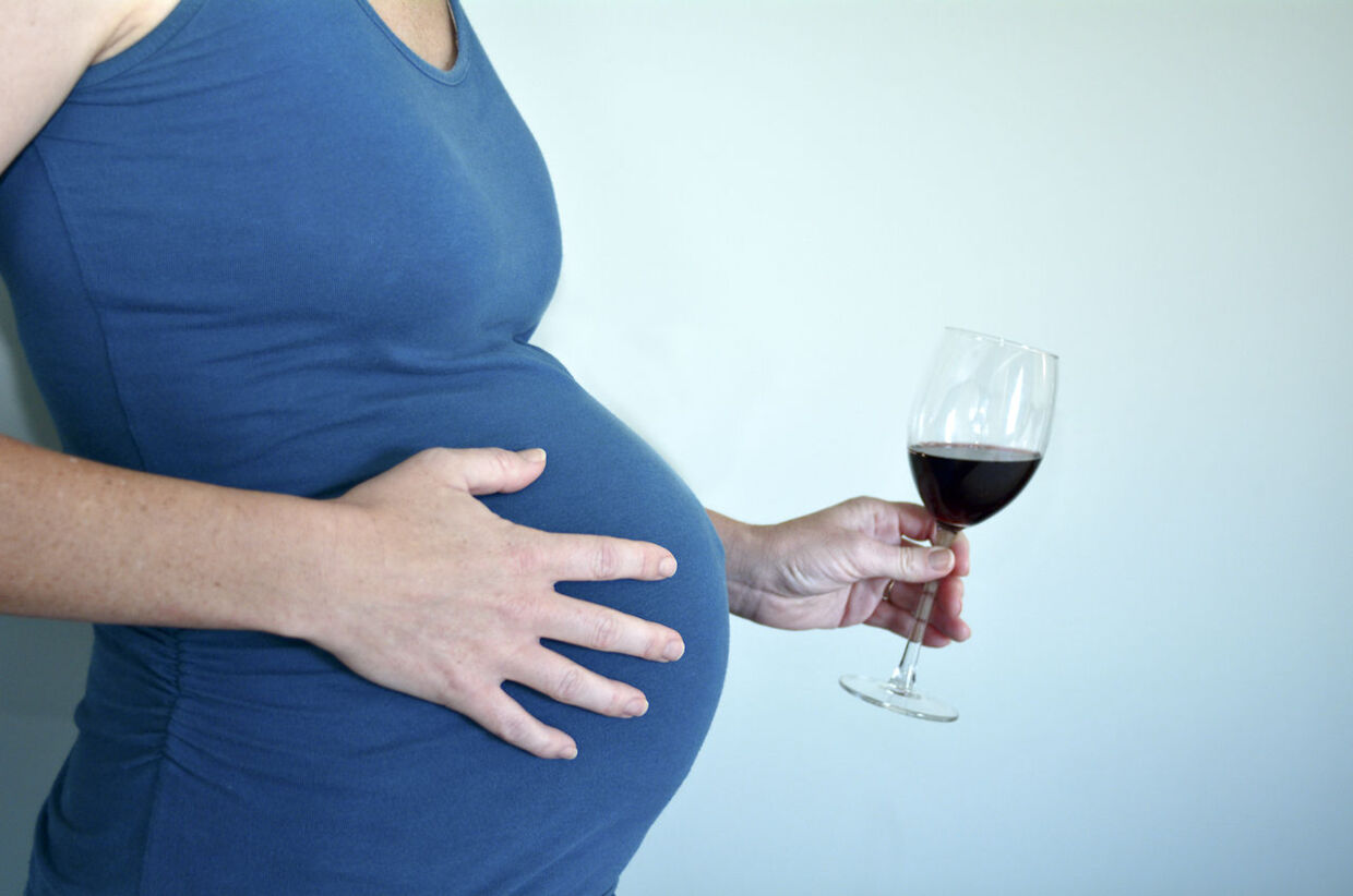 Barnet risikerer at blive misdannet eller hjerneskadet, hvis moderen drikker under graviditeten. Derfor foreslår eksperter og formanden for Det Etiske Råd, at man tvangsindlægger gravide, som ikke kan kontrollere alkoholen.