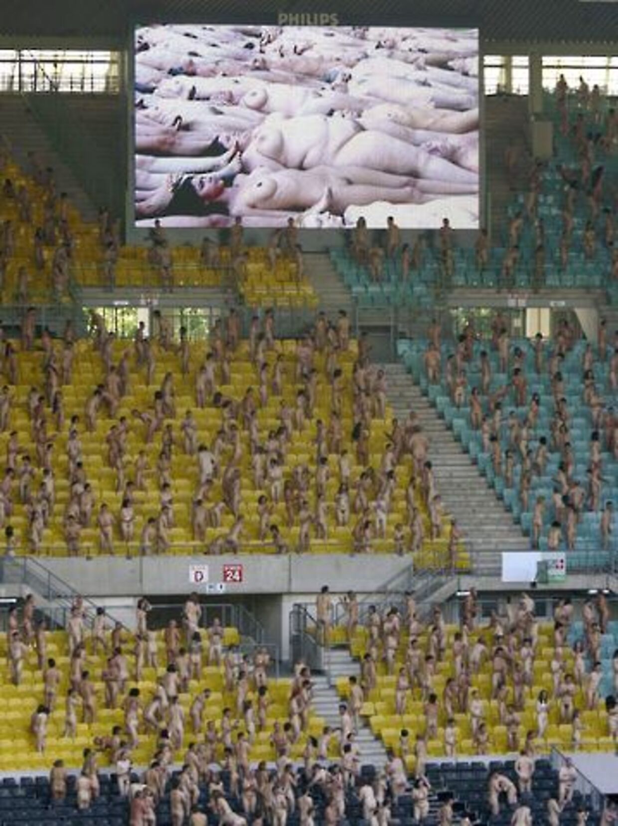 Storskærmene på stadion i Wien blev brugt på en lidt anden måde end ellers i søndags, da 1.800 nøgne mennesker indtog lokaliteten.
