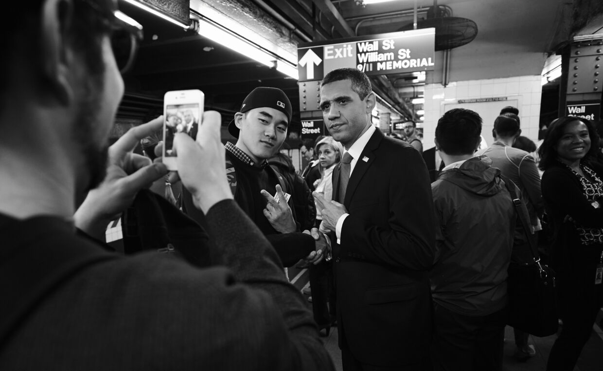 Endnu en amerikaner stiller sig i kø for at få taget et billede sammen med The Bronx Obama.