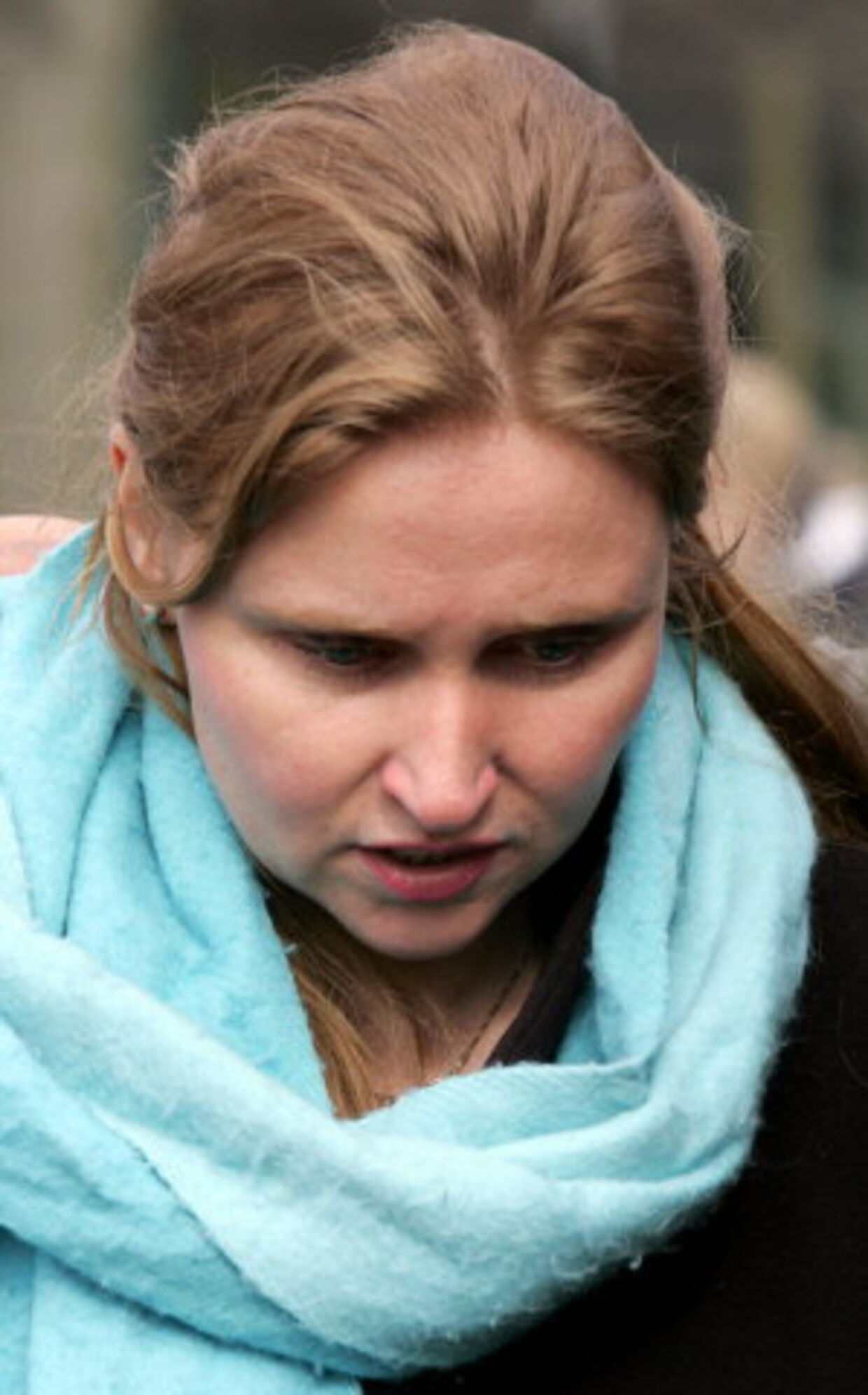 Myfanwy Marshalls kæreste var en af forsøgspersonerne. Her ankommer hun til Northwick Park Hospital. Foto: Reuters