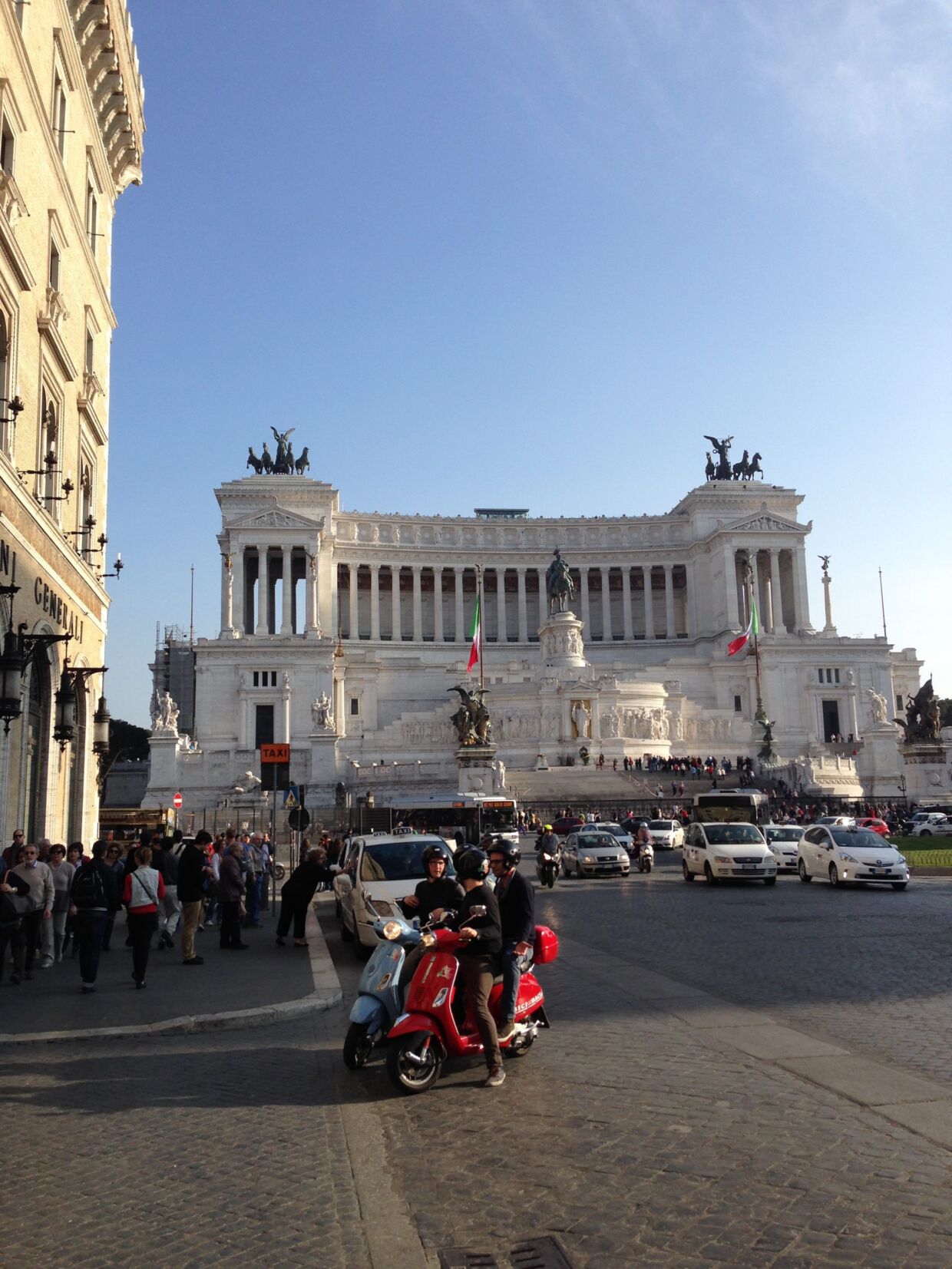 Rom er en skøn blanding af historiske bygninger og nye scootere.