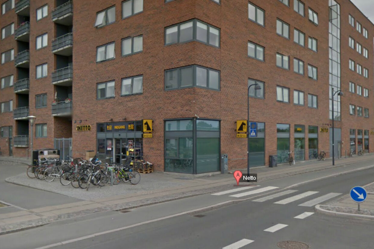 En mand bevæbnet med økse røvede mandag aften lige omkring lukketid Netto på Axel Heidesgade på Amager i København.