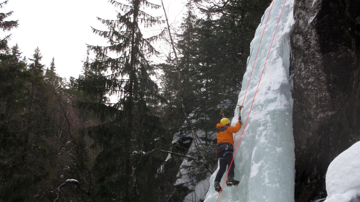 I Rjukan-dalen kan du prøve at klatre på isvægge.