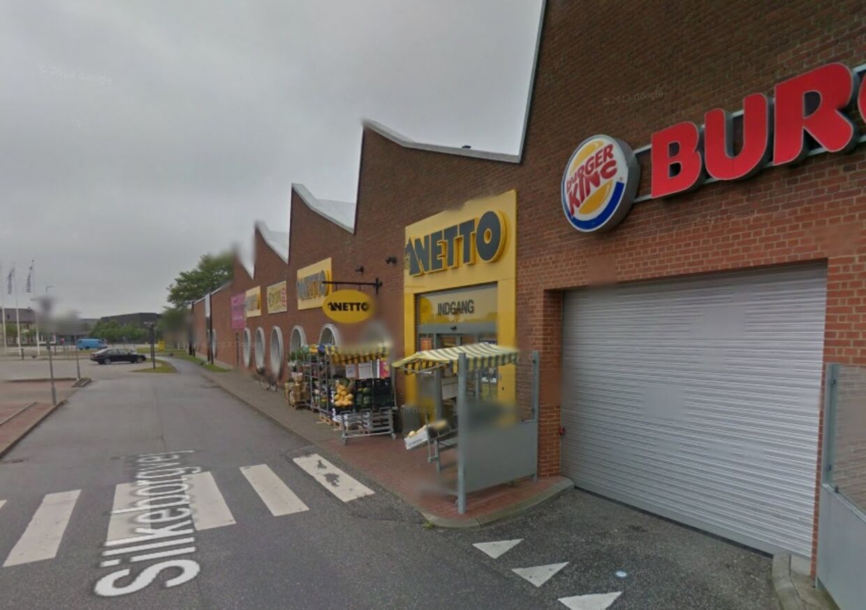 En maskeret mand røvede fredag aften Netto-forretningen her på Silkeborgvej 82 i Herning.