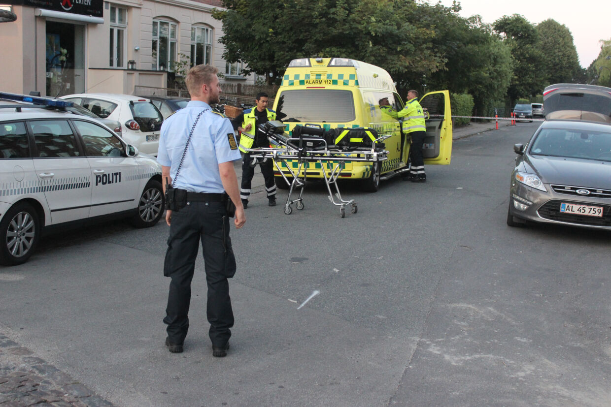 Her ankommer ambulancen for at køre offeret til sygehuset.