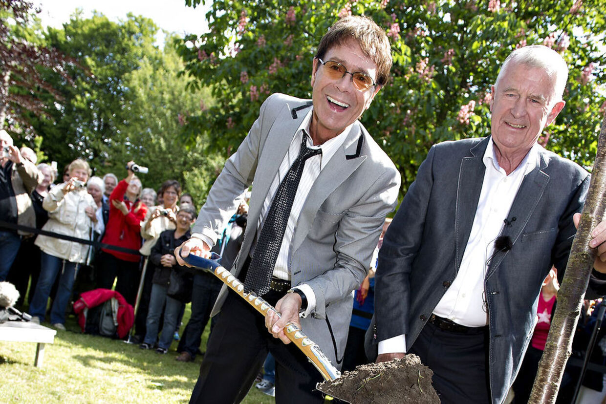 Ernst Trillingsgaard har lokket 77 verdensstjerner til at plante træer i en park. Her ses han sammen med Cliff Richard.