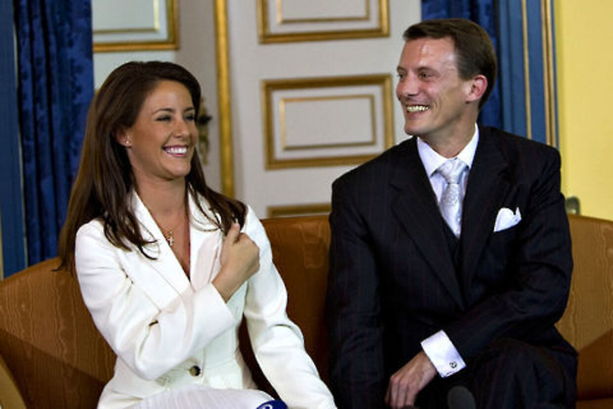 I oktober forlovede prins Joachim sig med Marie Cavallier. Men ifølge det franske ugeblad Point de Vue har Marie endnu ikke lært sig dansk.