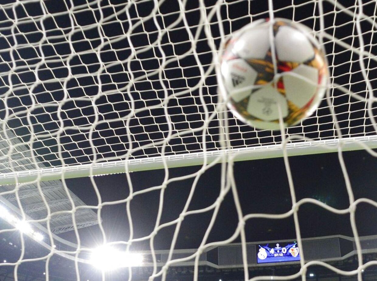Basel's goalkeeper Tomas Vaclik (2ndL) eyes the ball in his net after Real Madrid's French forward Karim Benzema scored Real Madrid's fifth goal during the UEFA Champions League football match Real Madrid CF vs FC Basel 1893 at the Santiago Bernabeu stadium in Madrid on September 16, 2014. Real Madrid won 5-1. AFP PHOTO/ PIERRE-PHILIPPE MARCOU