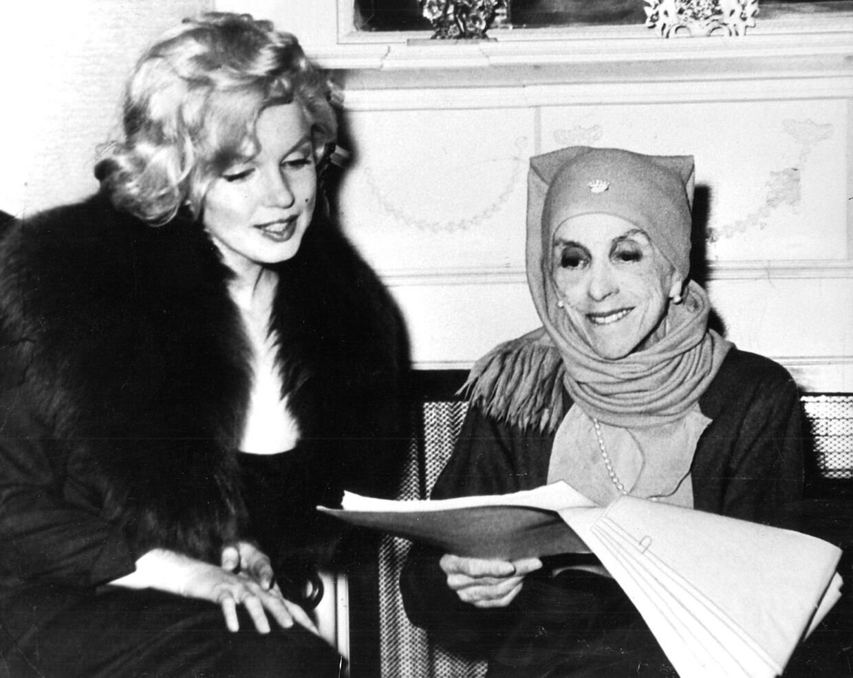 Karen Blixen rejste i 1959 til USA på det, man i det dag ville kalde en PR-tur. Her mødte hun blandt andre Marilyn Monroe og dennes mand, dramatikeren Arthur Miller. Billedet af de to kvindelige berømtheder blev bragt på forsiden af Life Magazine og gik verden rundt.