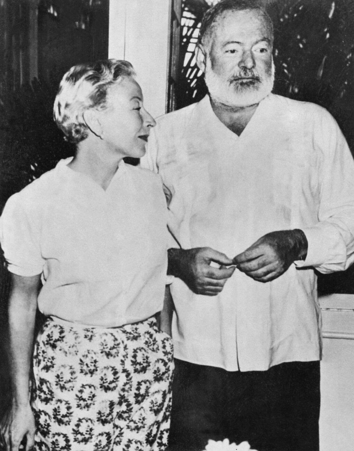 Ernest Hemingway og hans kone, Mary Welsh, fotograferet i Havana i 1954.