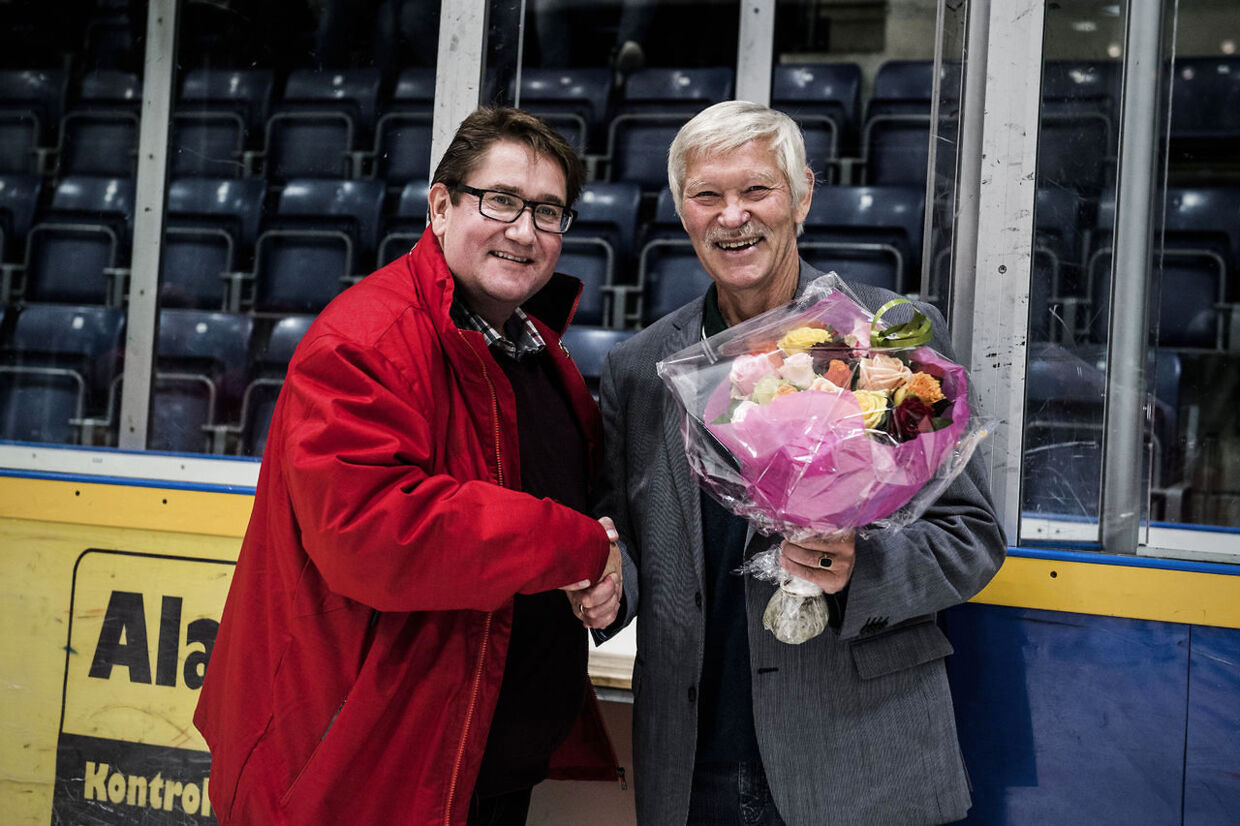 Ishockey-sporten har altid stået Peter Fredbergs (th.) hjerte nært. Her hyldes han for sine 45 år som sportsjournalist på BT i Rødovre hallen sammen med direktøren for Rødovre Mighty Bulls, Brian Møller.