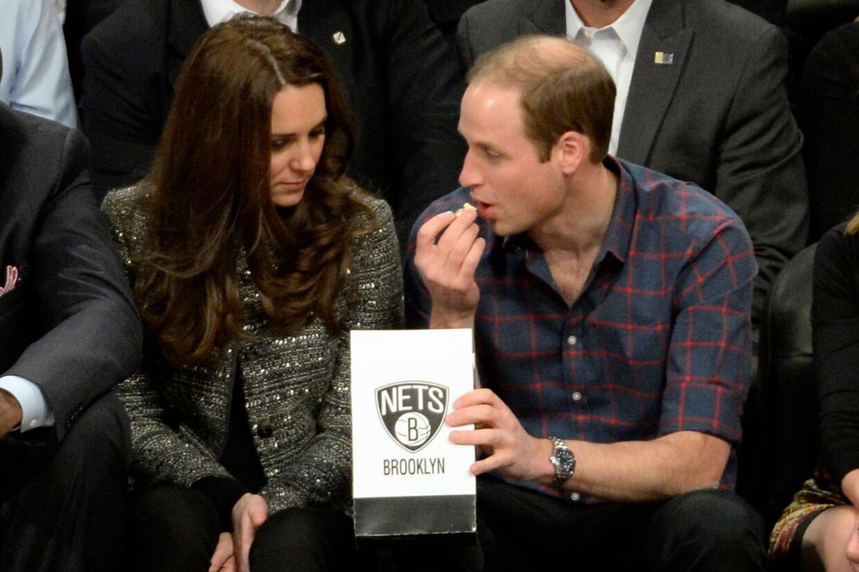 Prins William og hertuginde Kate skal indse, at de ikke kan nøjes med at være 'en af folket', mener den britiske klummeskribent Jan Moir. Her ses parret ved en basketballkamp i New York mellem Brooklyn Nets og Cleveland Cavaliers i mandags.
