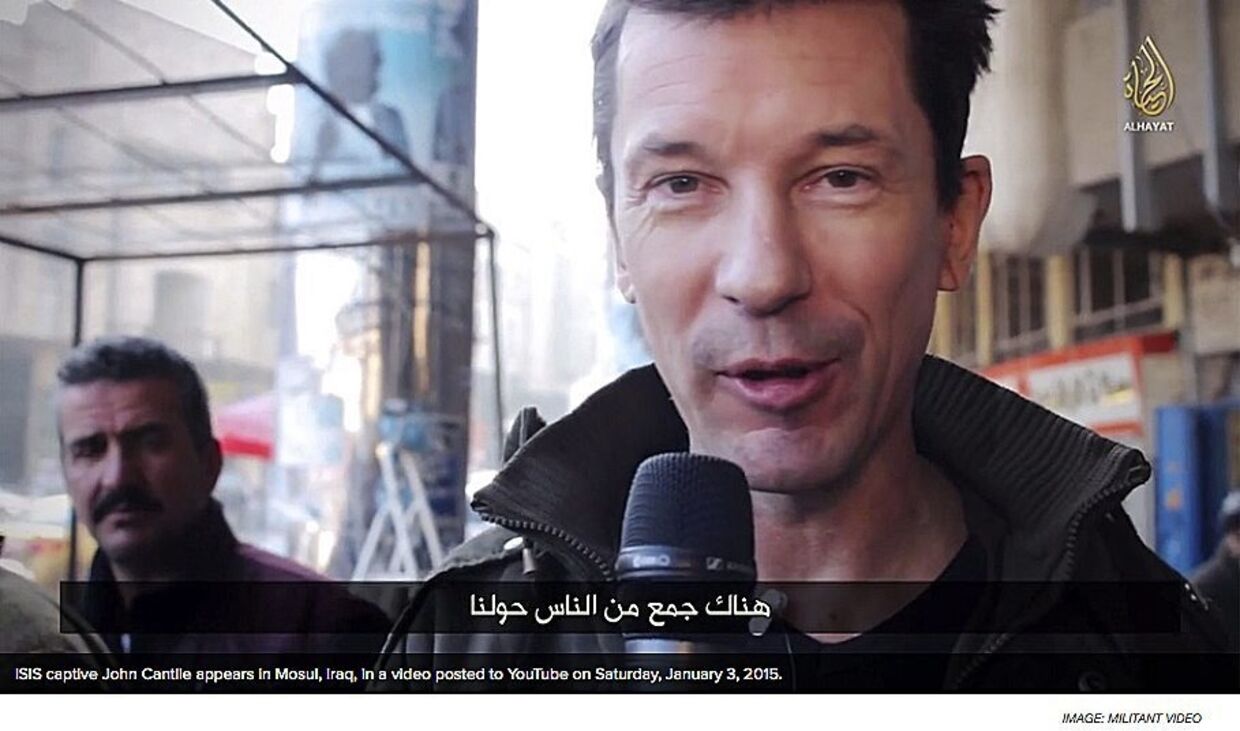 Den britiske journalist John Cantlie, der er fange hos Islamisk Stat, har optrådt i flere af terrororganisationens propagandavideoer. Senest 3. januar, hvor han rapporterer fra Mosul i Irak. Videograb fra video udsendt af IS-stationen Al-Hayat Media.