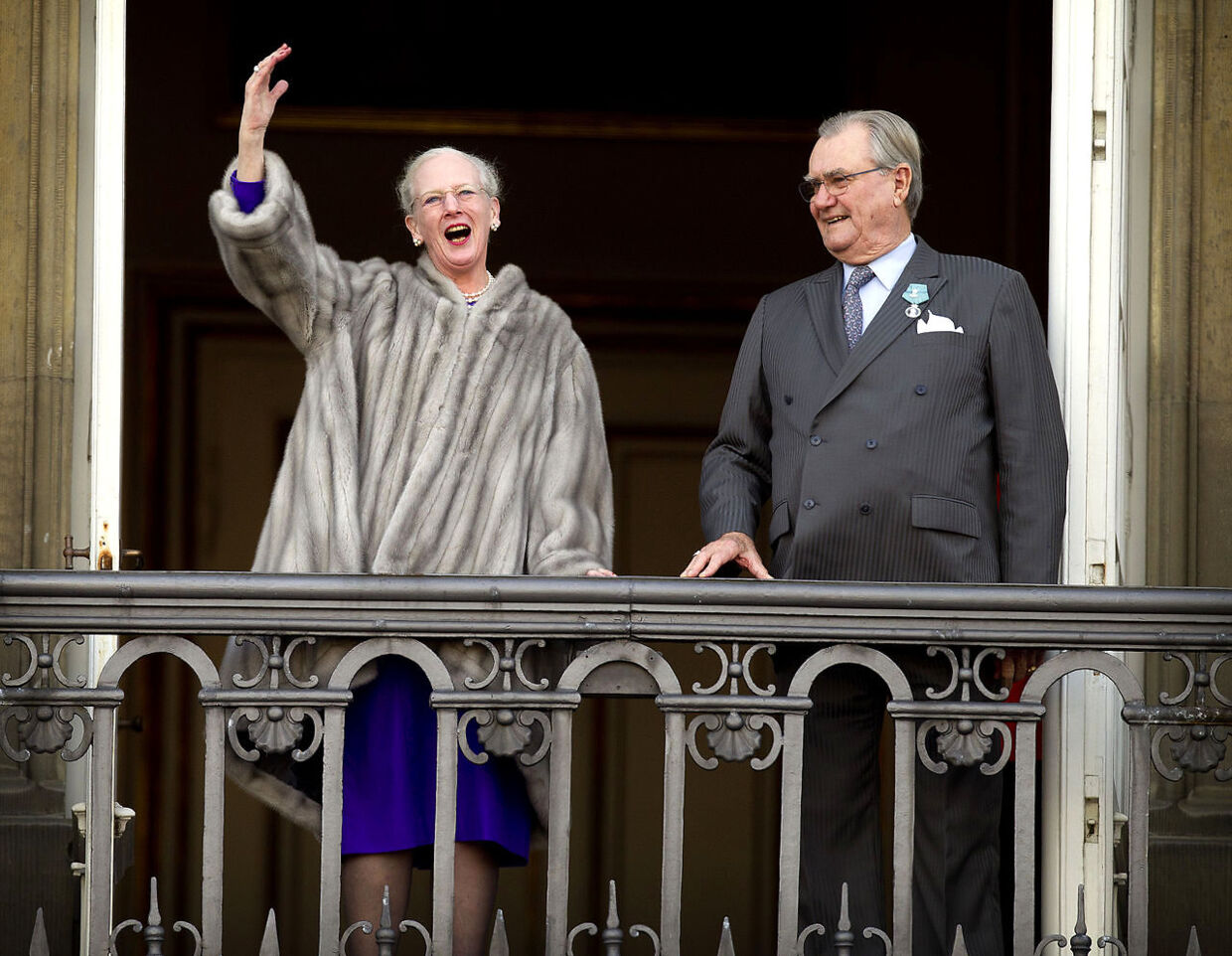 Dronning Margrethe og Prins Henrik modtager folkets hyldest.