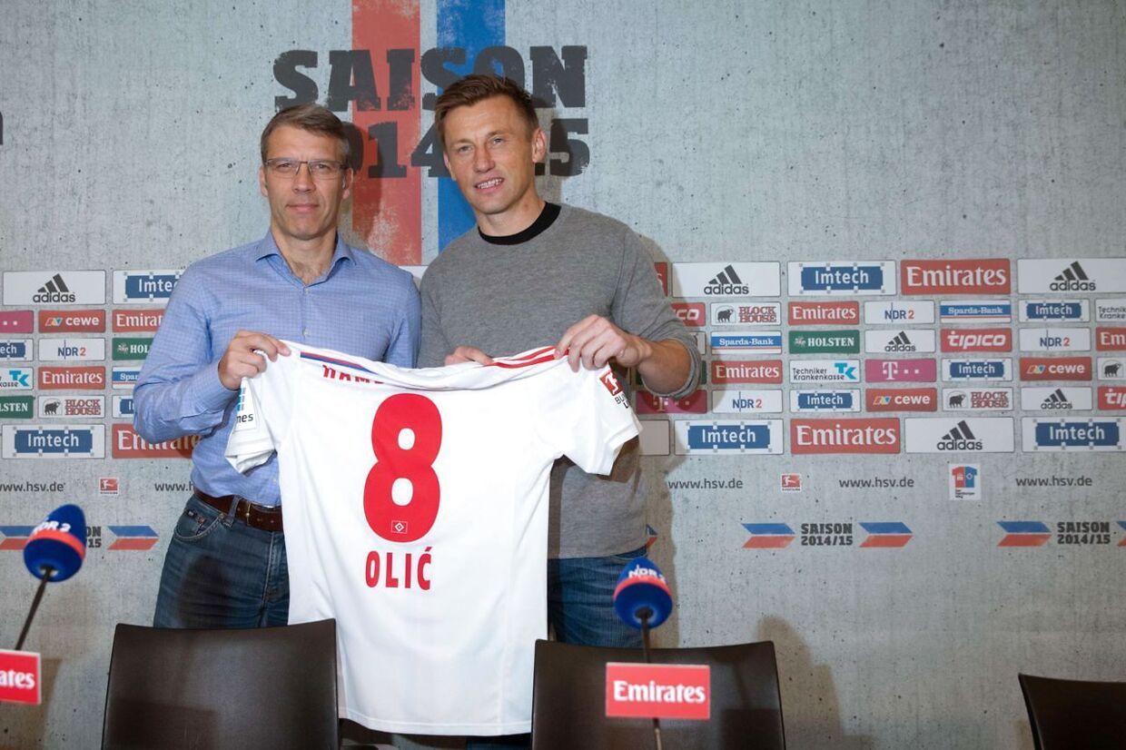 Peter Knaebel (L), sports director of German first division Bundesliga football club Hamburger SV, poses with the club's new recruit Croatian forward Ivica Olic during a press conference on January 30, 2015 in Hamburg, northern Germany. AFP PHOTO / DPA / CHRISTIAN CHARISIUS +++ GERMANY OUT