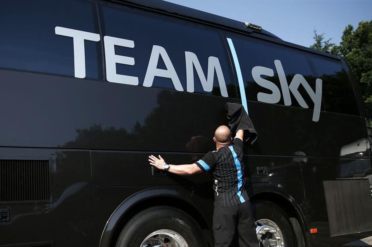 Team Skys holdbus blev ifølge et engelsk medie angrebet på stigningen op ad Alpe d'Huez.