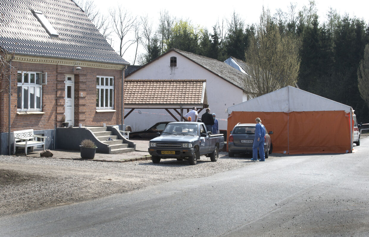 Politiet har rejst et telt rundt om drabsstedet på Sallinge Ågade i Sallinge.